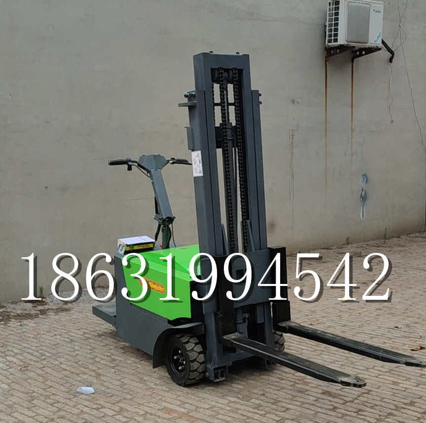 松潘县优程全电动叉车插腿式堆高车液压装卸车1.5吨升高小型站驾式铲车